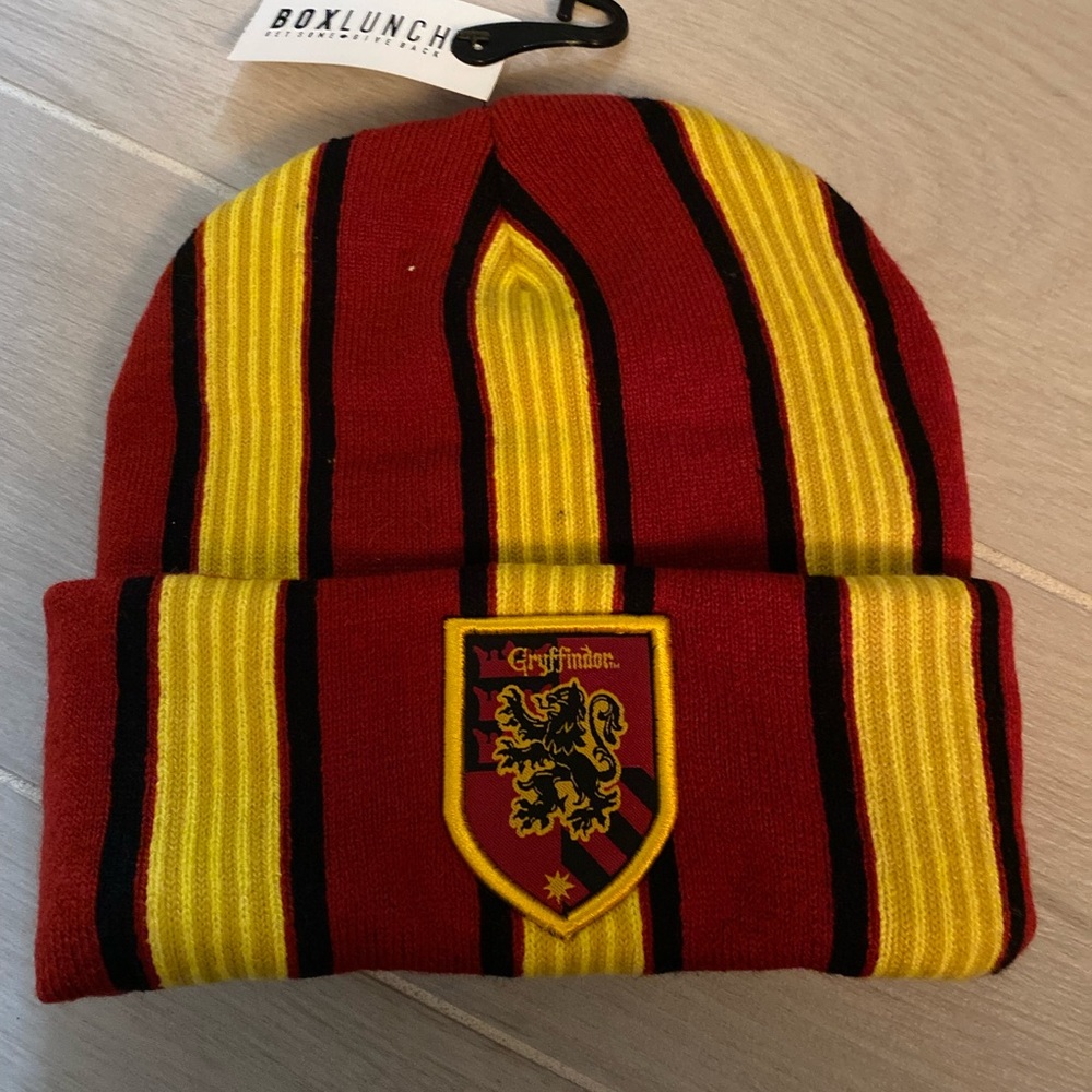 Box Lunch knit Gryffindor hat. NWT